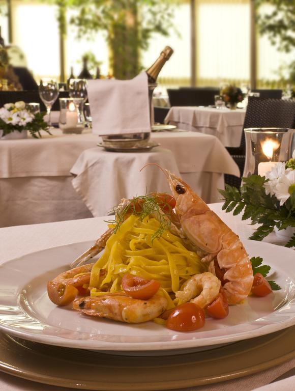 Hotel Savoy Pesaro Esterno foto