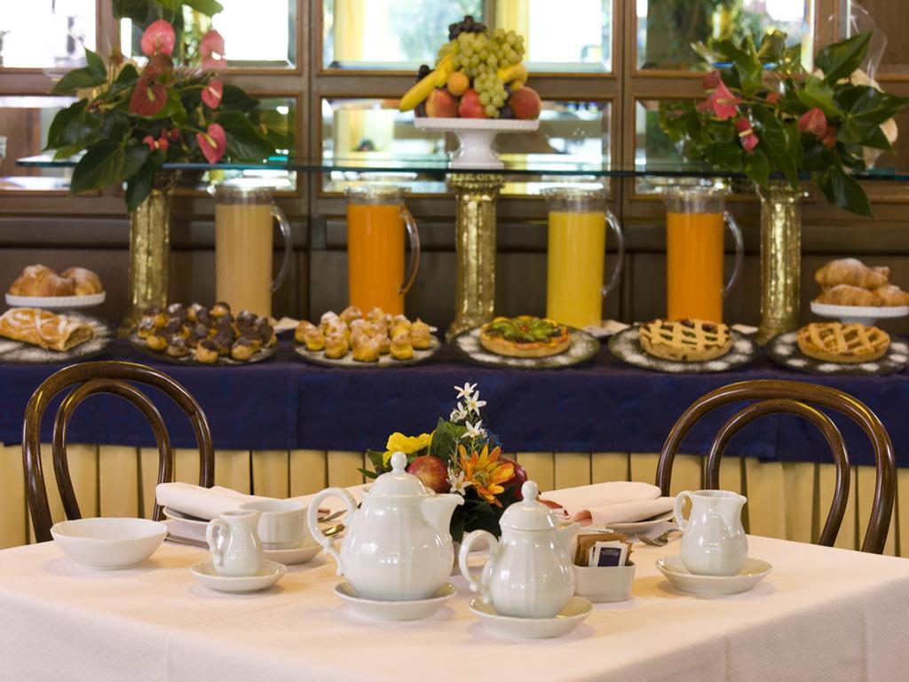 Hotel Savoy Pesaro Esterno foto