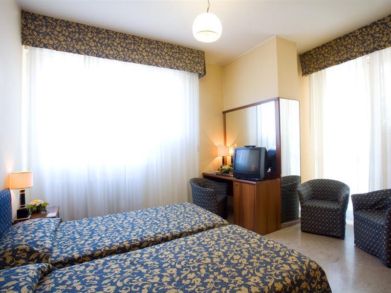 Hotel Savoy Pesaro Esterno foto