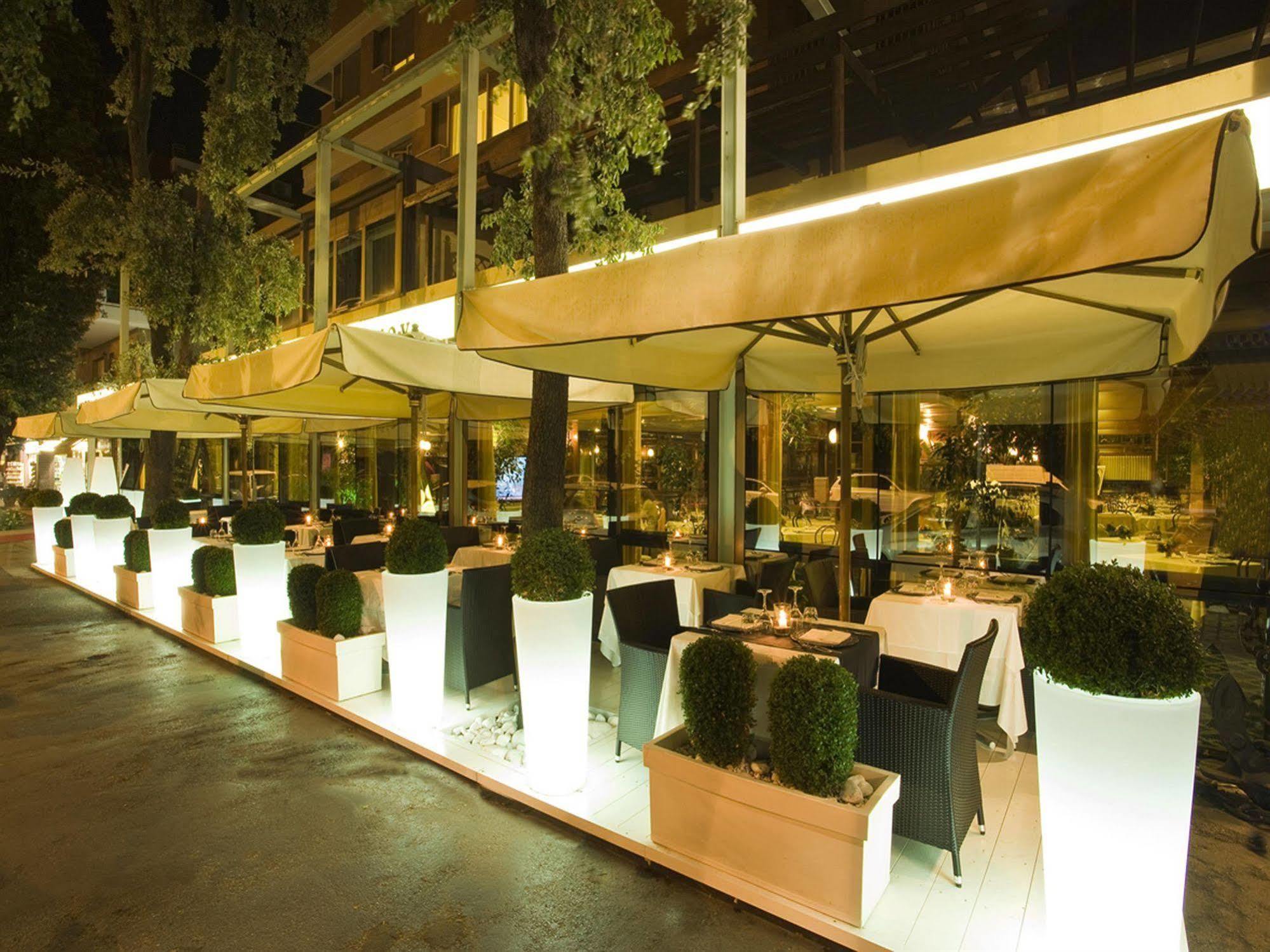 Hotel Savoy Pesaro Esterno foto