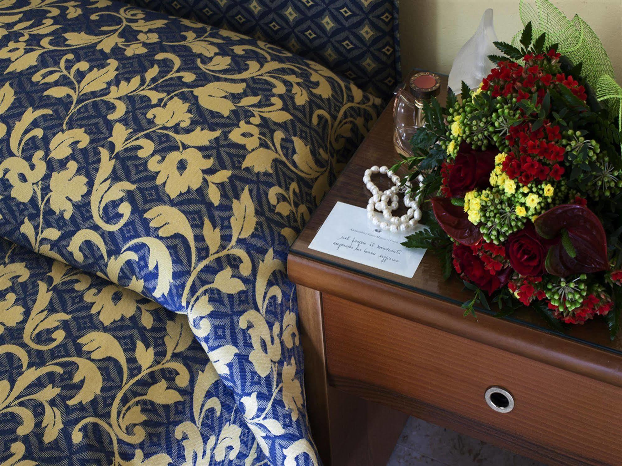 Hotel Savoy Pesaro Esterno foto