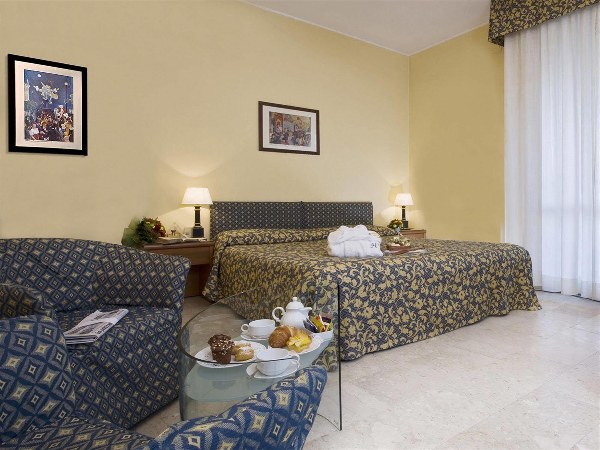 Hotel Savoy Pesaro Esterno foto