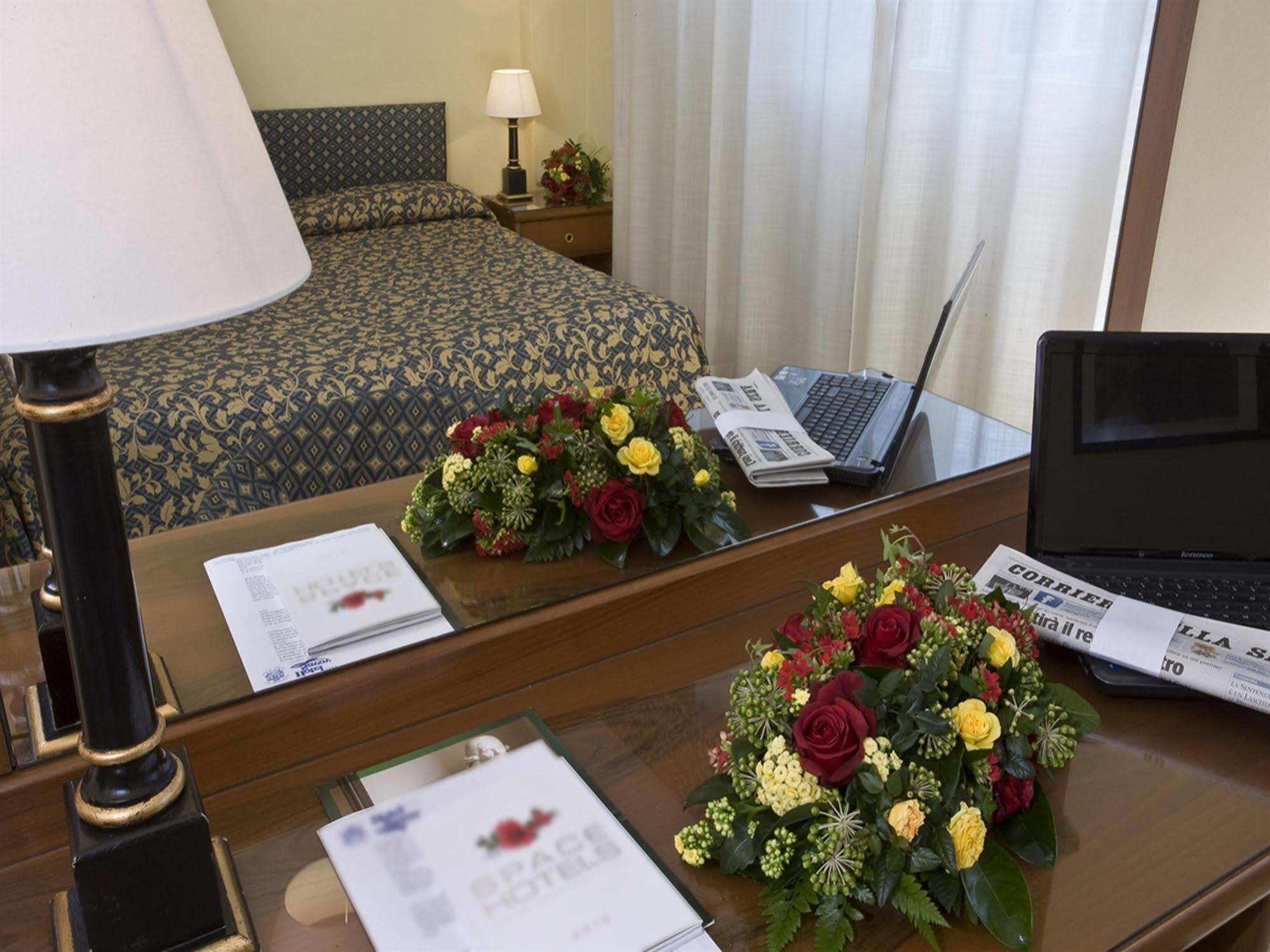 Hotel Savoy Pesaro Esterno foto