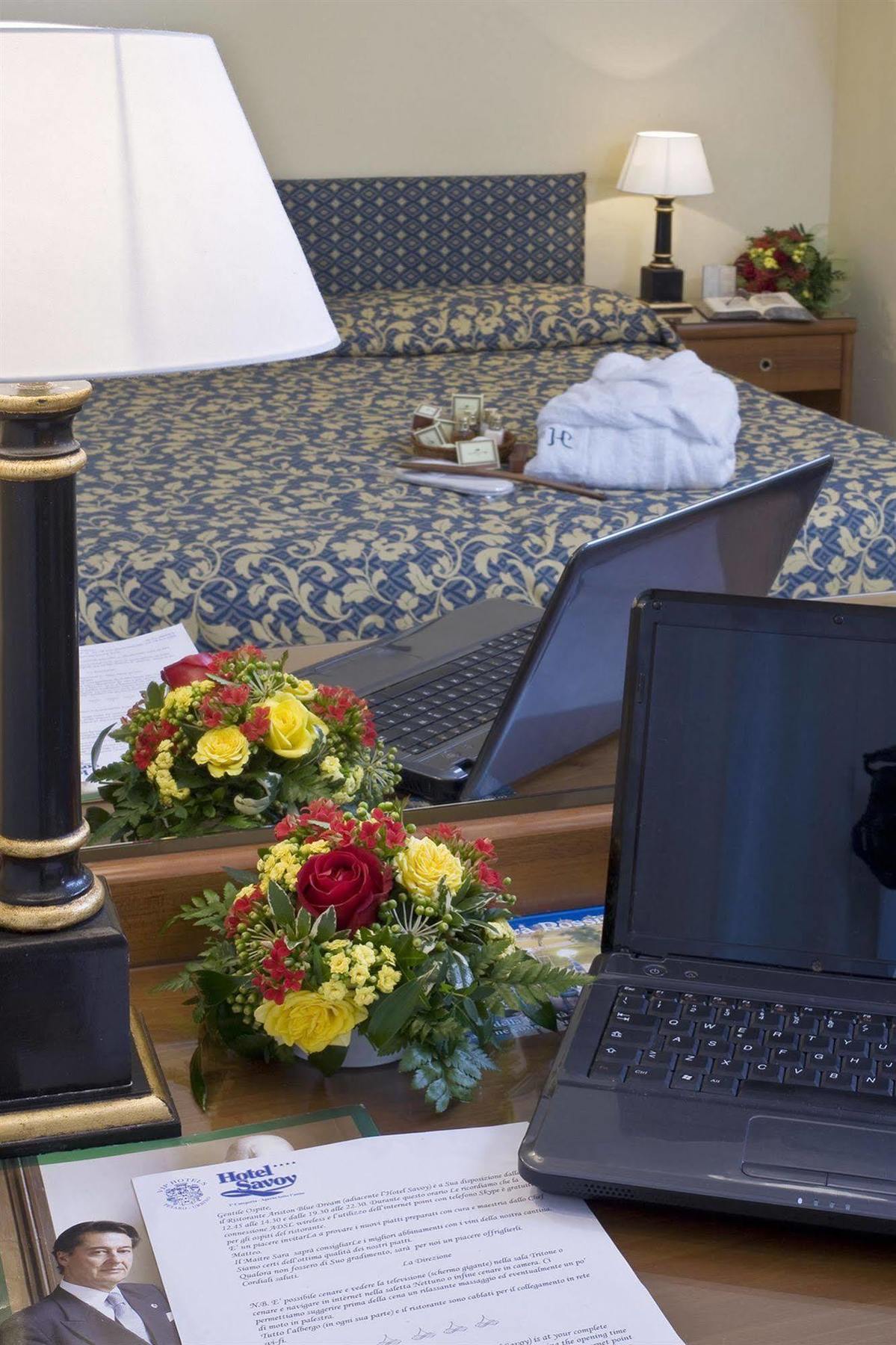 Hotel Savoy Pesaro Esterno foto