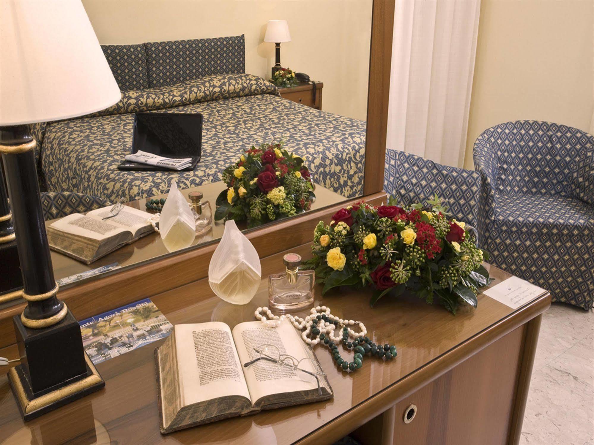 Hotel Savoy Pesaro Esterno foto