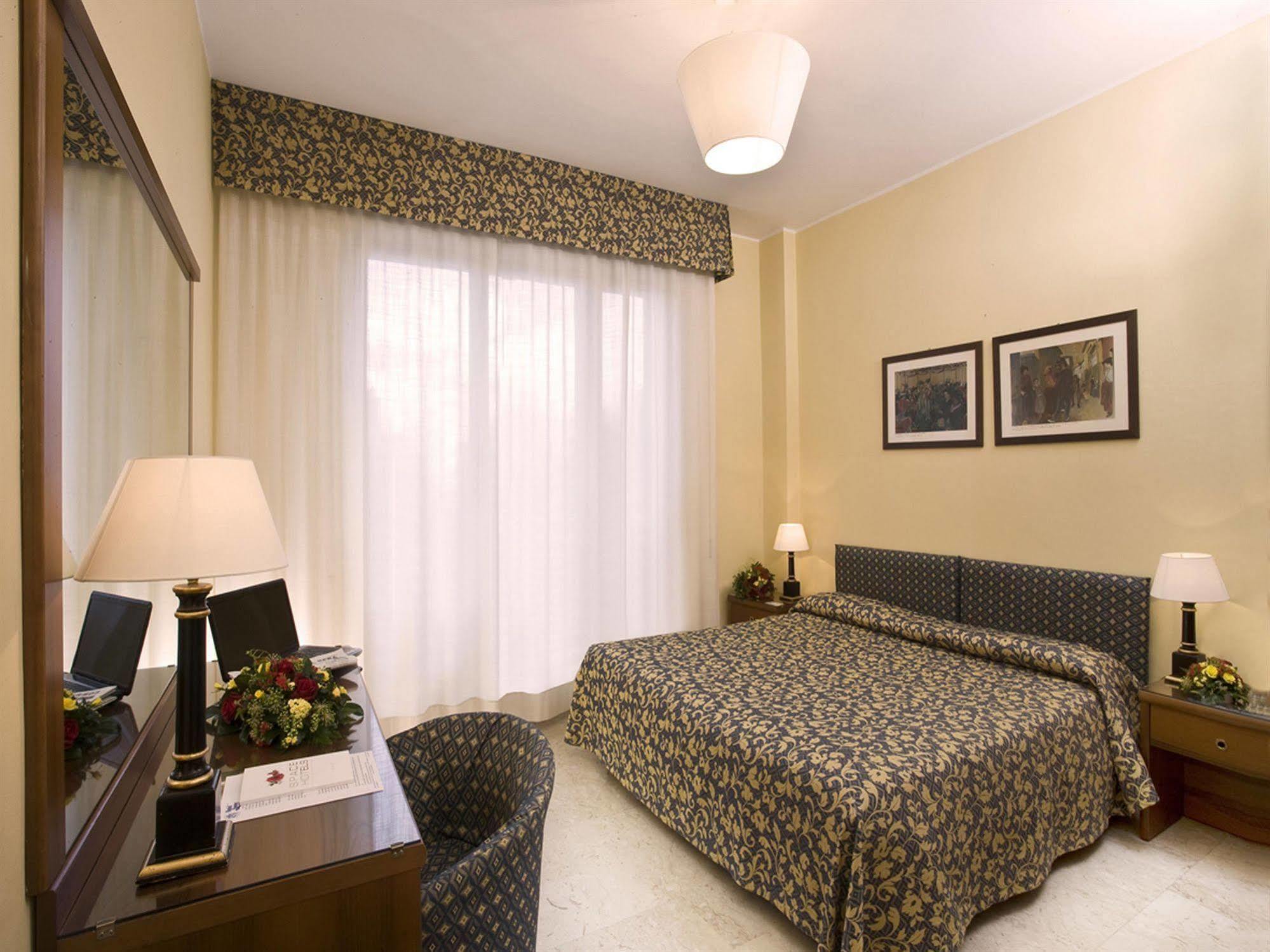 Hotel Savoy Pesaro Esterno foto