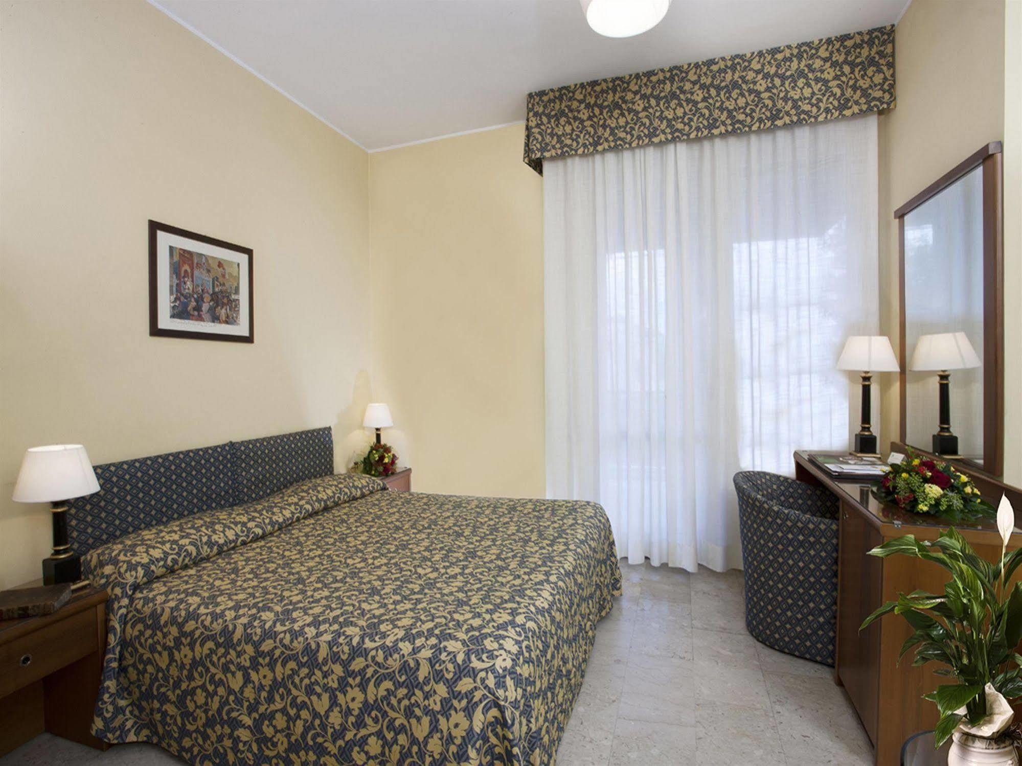 Hotel Savoy Pesaro Esterno foto